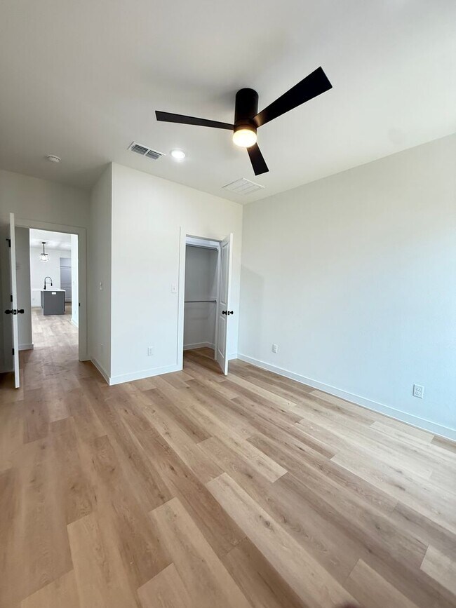 Building Photo - Brand New Stunning Town-Home!