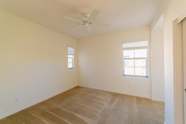 Building Photo - 570 Calle Vibrante