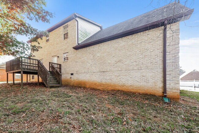 Building Photo - 2010 Slayton Dr