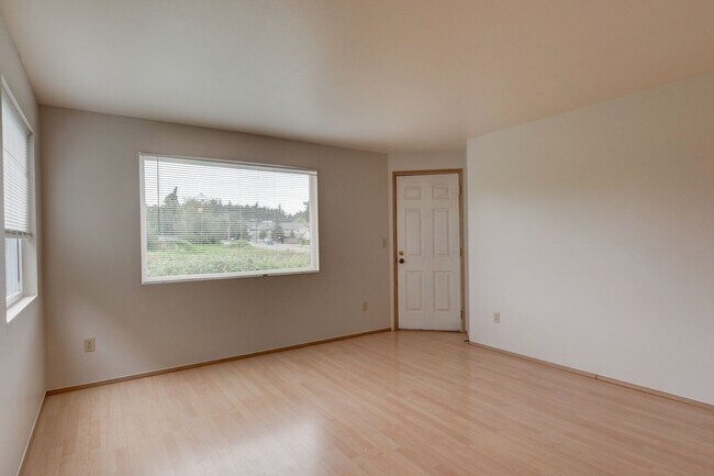 Building Photo - 2-Bedroom 1st Floor Park Place Condo - Wat...