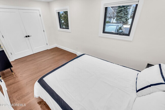 Building Photo - 320 Silver Lagoon Dr