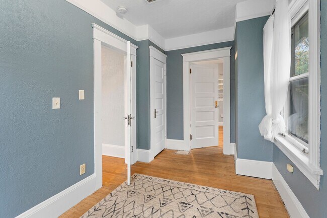 Building Photo - 2422SE / 2424SE