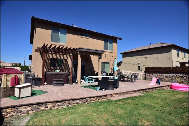 Building Photo - 6246 Viale Del Sol Ave