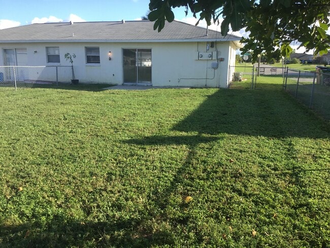 Building Photo - 215 SE Van Loon Terrace