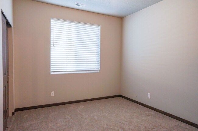 Building Photo - New to the market 3 bedroom 2 bath home.