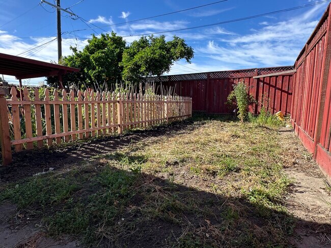 Building Photo - 407 Lloyd Ave