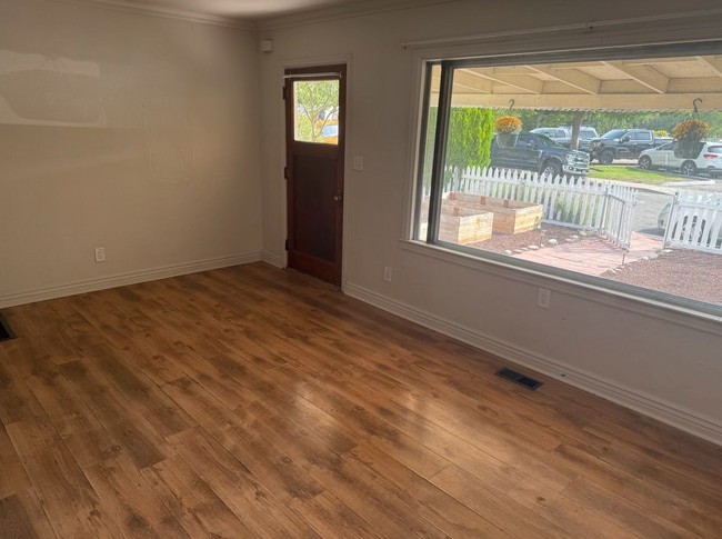 Building Photo - Charming 4-Bedroom Cottage Minutes from Do...