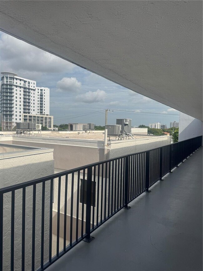 Building Photo - 2120 W Flagler St