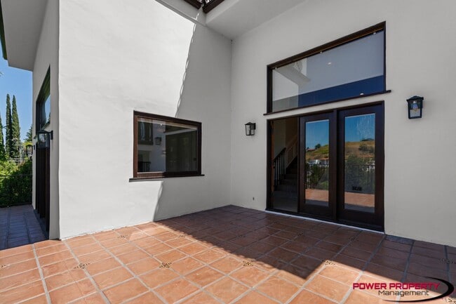Building Photo - Spacious 5-Bedroom Home with Modern Amenit...