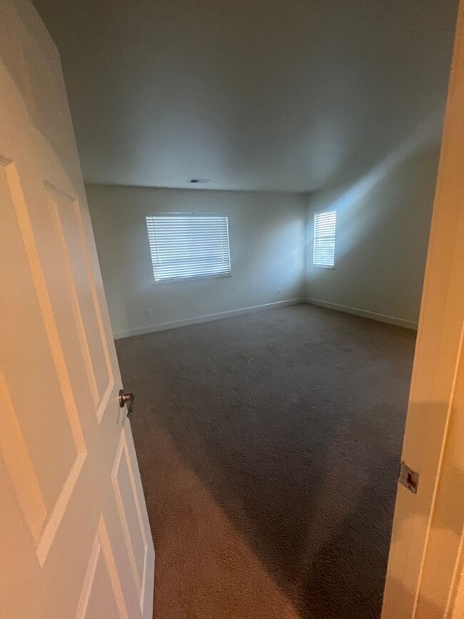 Building Photo - 145 Abelia Ln