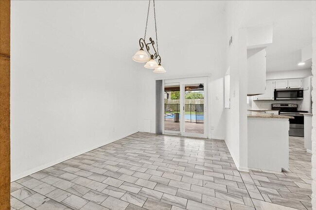 Building Photo - 5025 Romford Dr
