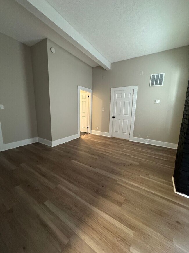 Building Photo - 1618ELL