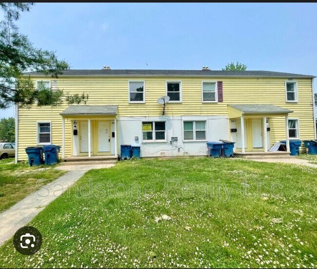 Building Photo - 852-852 S Central Dr