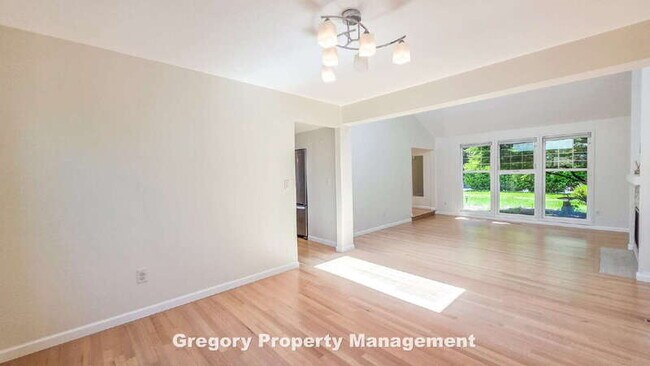 Building Photo - 11204 NE 58th Pl