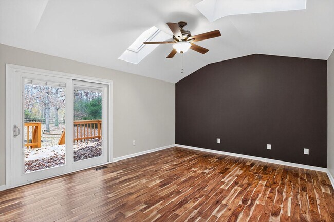 Building Photo - Country Charmer 3Bd/2.5Bth colonial home w/ 2 car garage on 1 acre! $1000 first month credit!