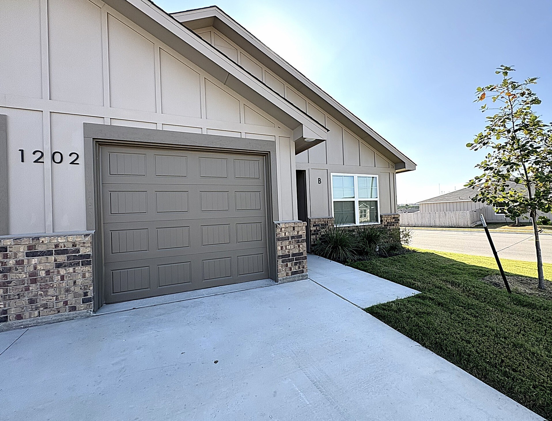 Building Photo - 1202 Lexington Dr