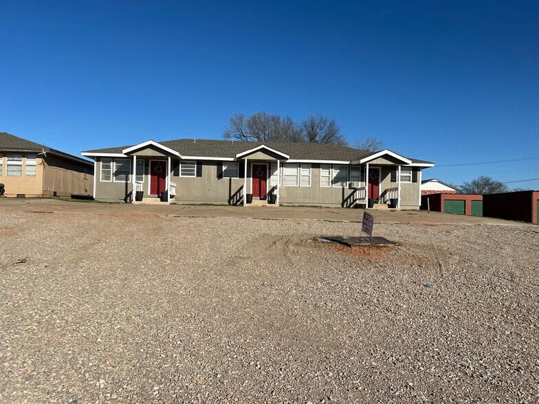 Triplex and parking area - 613 S 6th St