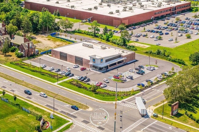Building Photo - 725 Eastview Dr