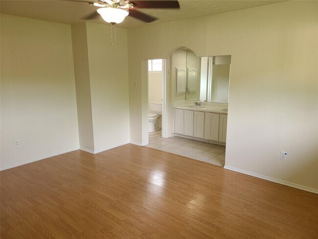 Building Photo - 10614 Sharpview Dr