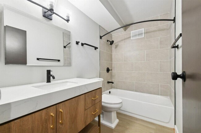 Building Photo - (55+) Newly Renovated 2br Condo in the Hea...