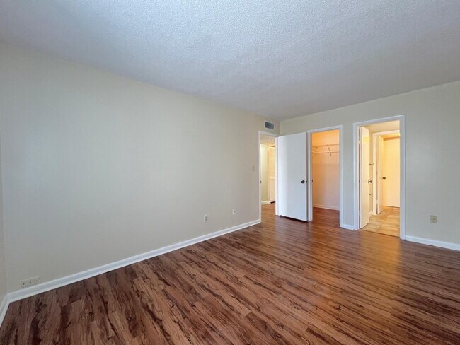 Building Photo - Charming 2-Bedroom Apartment Home in The Fairways – Silver Springs Shores