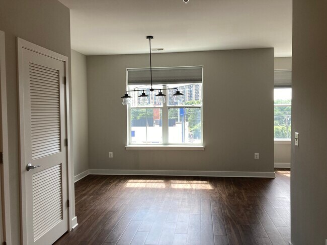 Spacious open floor plan - 989 S Buchanan St