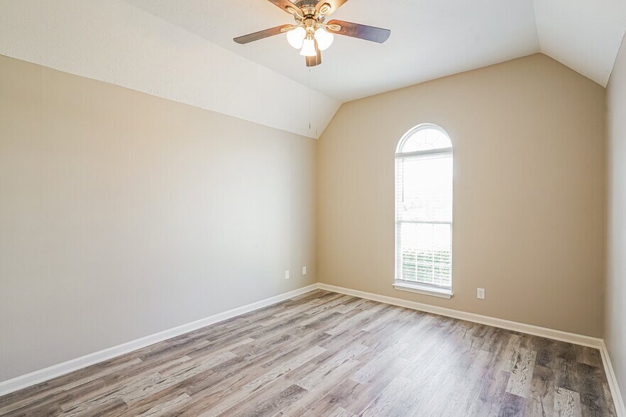 Building Photo - 1057 Tom Hailey Blvd