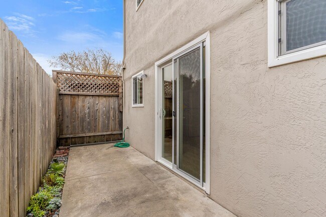 Building Photo - 1072 Park Ave