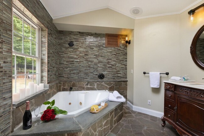 Building Photo - 338 Clove Rd