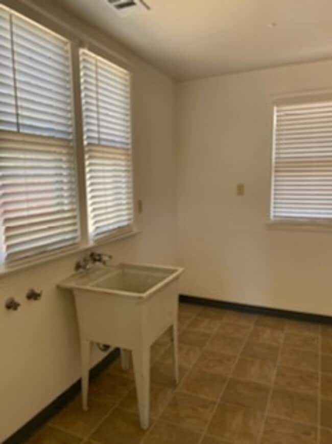 Building Photo - Adorable 2 Bedrooms and 1 bathroom home with large backyard