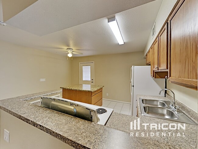 Building Photo - 6112 Granada Cir