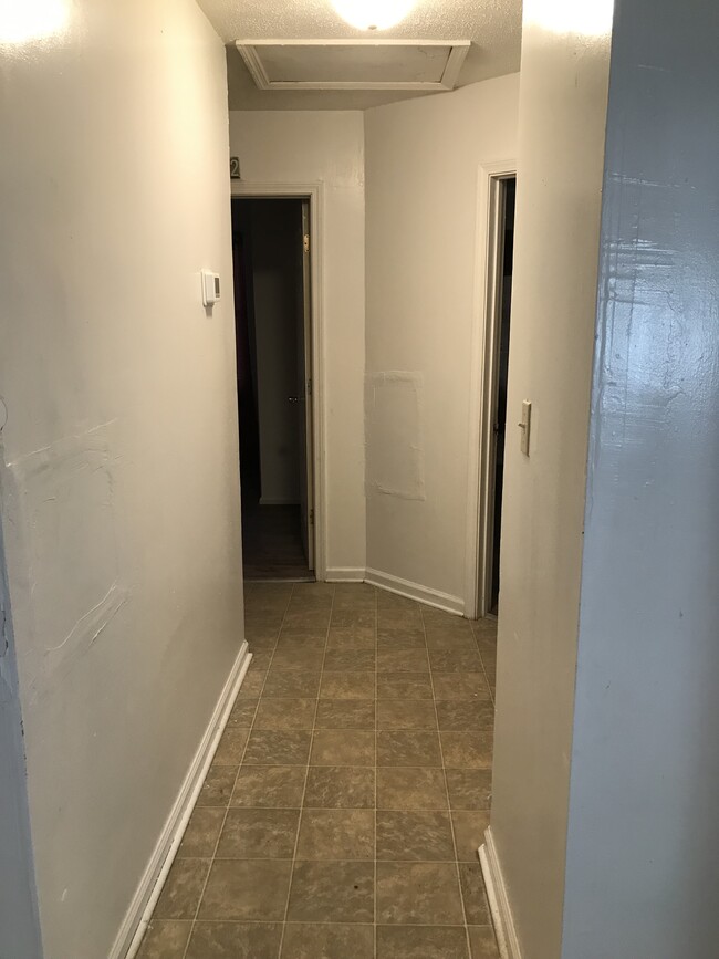 Foyer leading to bedrooms. - 520 Buckley St