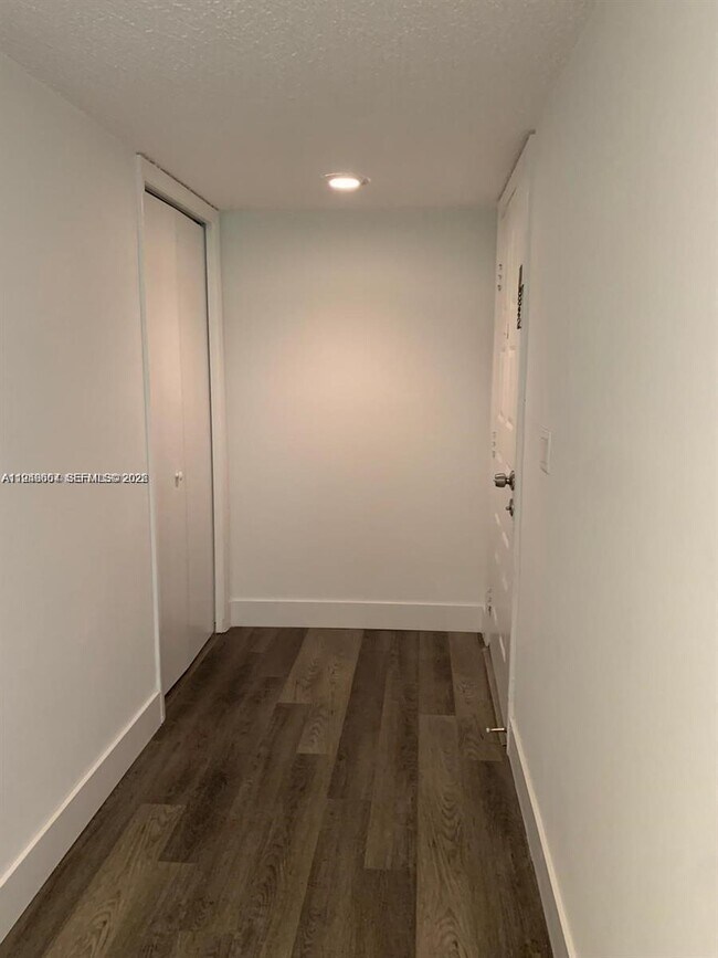 Building Photo - 321 Lakeview Dr