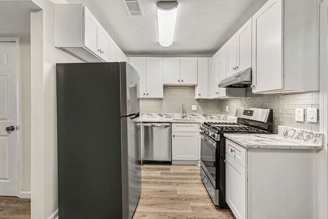 Building Photo - 2BR/1.5BA End Unit Townhome Near Downtown Snellville!
