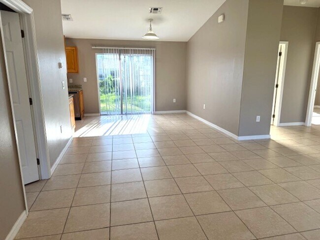 Building Photo - Spacious 3 Bed / 2 Bath Home with Large Ba...