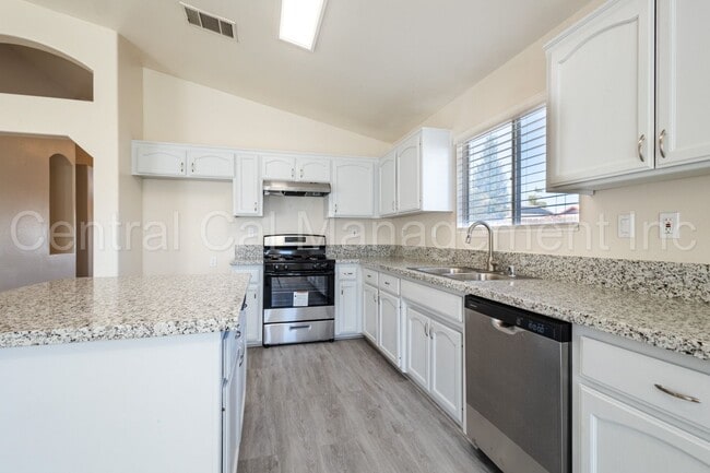 Building Photo - 3 Bedroom/2 Bath Home in the Southwest - $2295 Per Month!