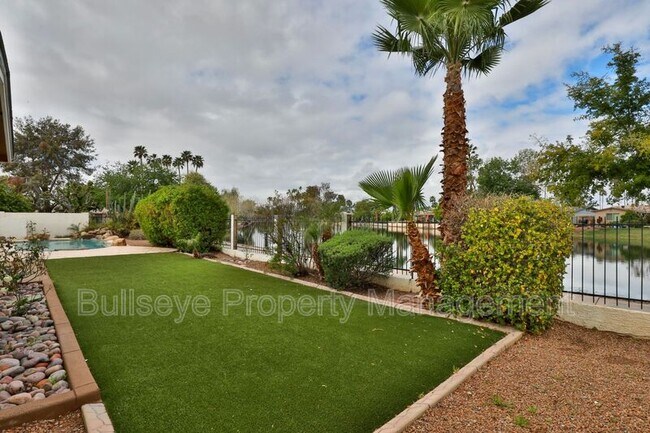 Building Photo - 2334 W Calle Iglesia Ave