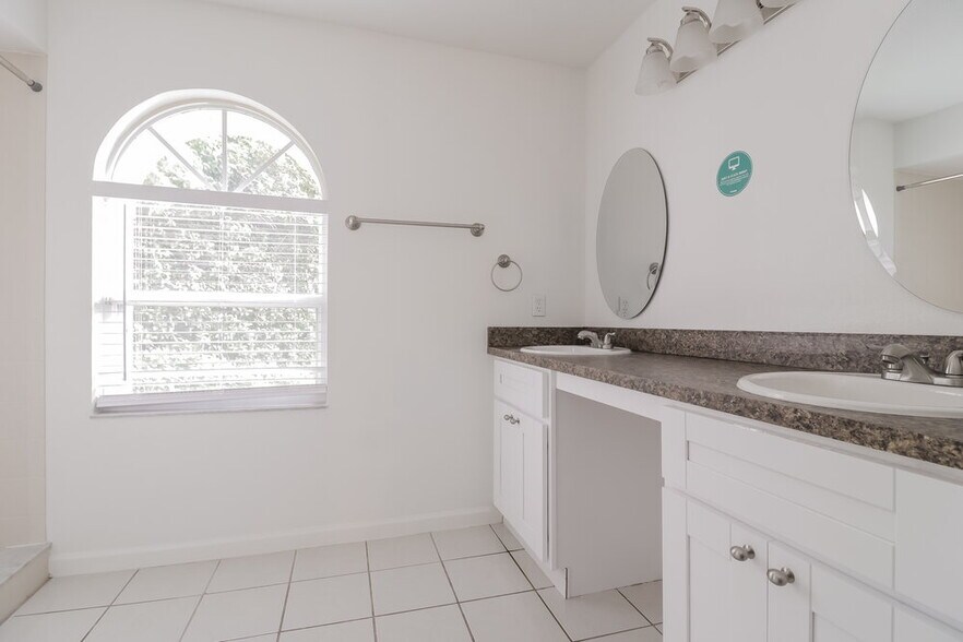 Building Photo - 502 Oak Branch Ct