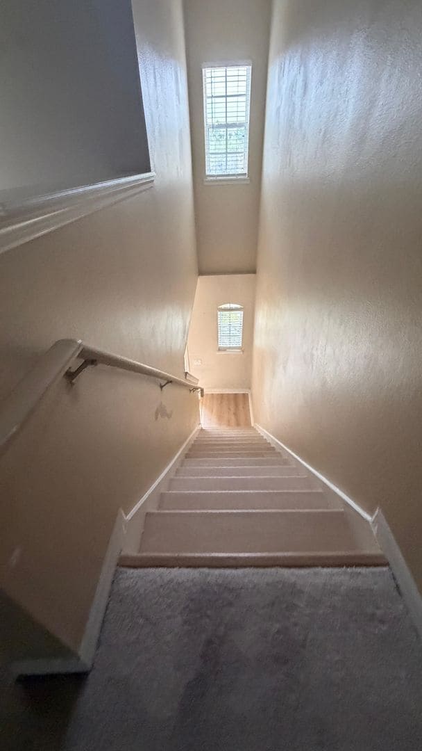 Building Photo - Beautiful 2 bed & 2.5 bath townhome