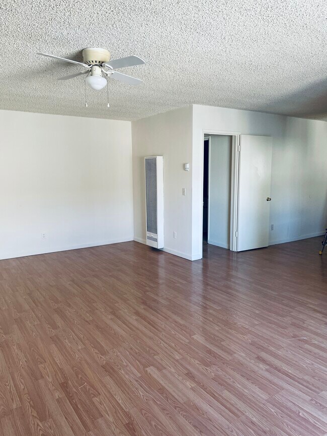 living room - 617 S Shelton St