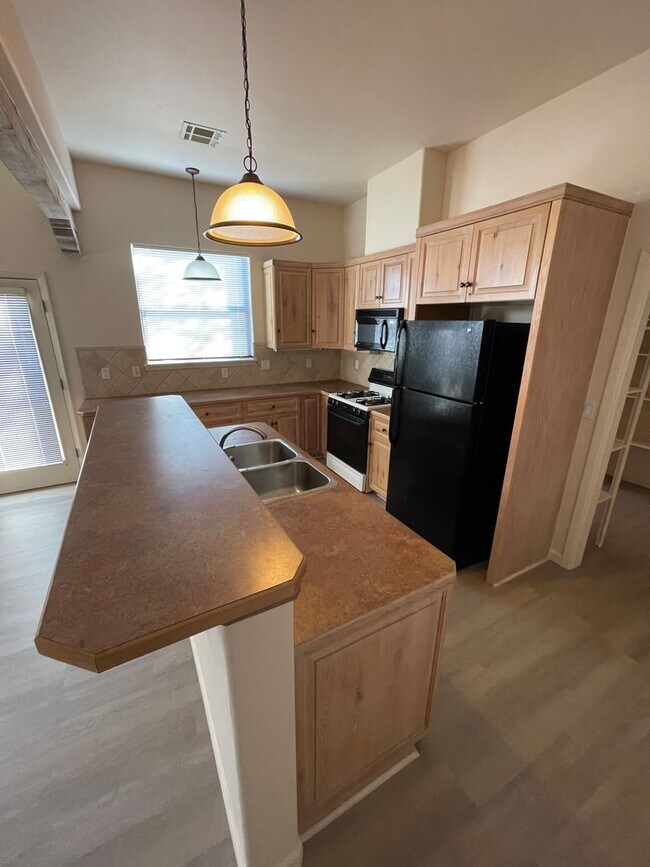 Building Photo - Beautiful 3 Bedroom/2.5 Bath w/ Office off...
