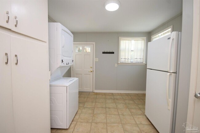 Building Photo - 1221 E Hernandez St