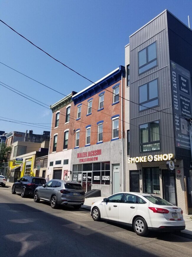 Building Photo - Spacious studio with deck available in NoLibs starting March 1st