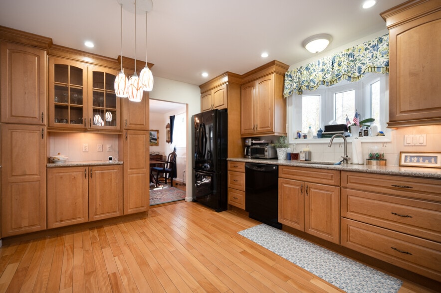 Kitchen - 2409 Sweetbriar Rd