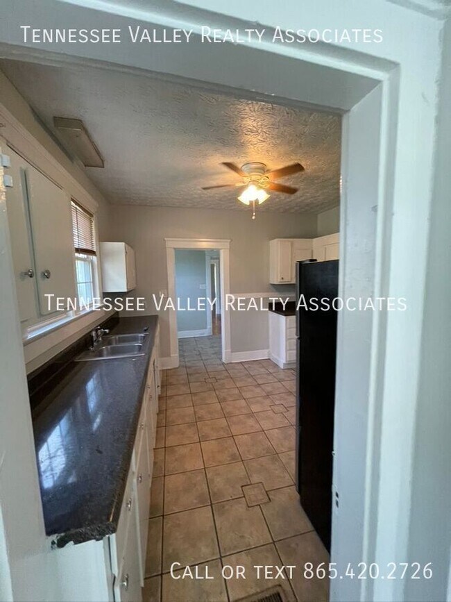 Building Photo - 2649 Parkview Ave