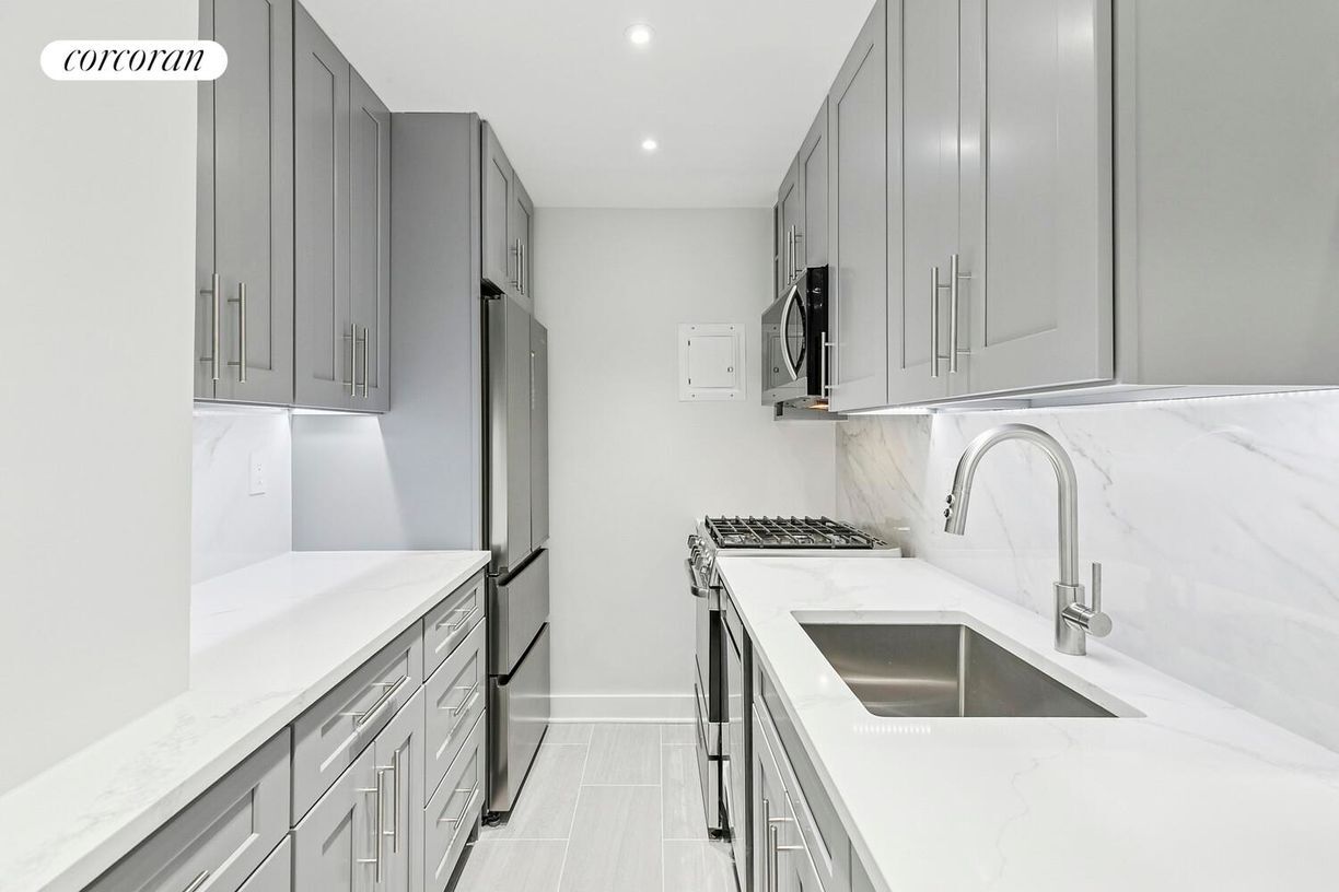 Building Photo - 77 W 55th St