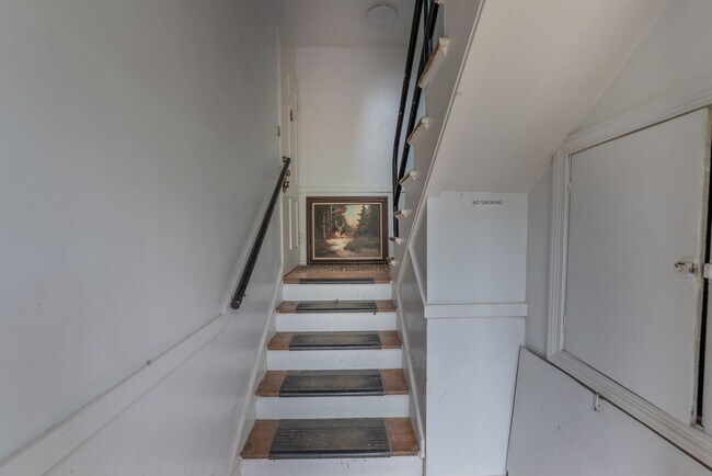 Building Photo - $975 - 2 bed/1 bath apartment for rent in Summerville, in-unit washer & dryer!