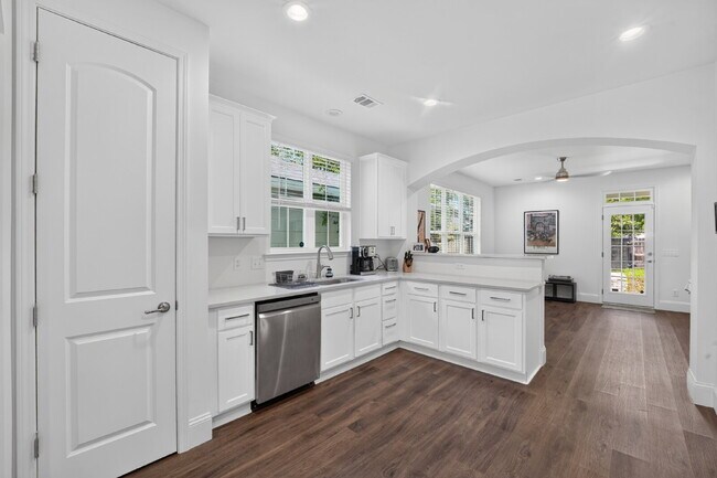 Building Photo - 706 W 44th St