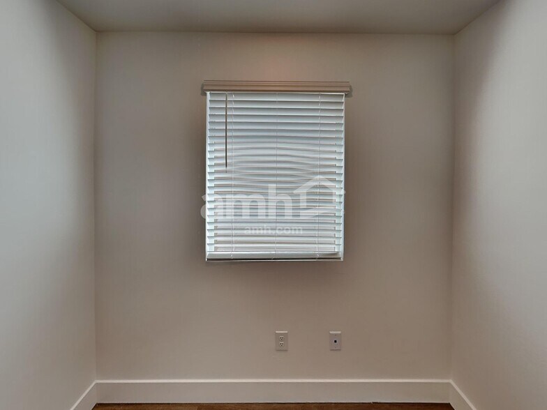 Building Photo - 9596 Harkes Dr