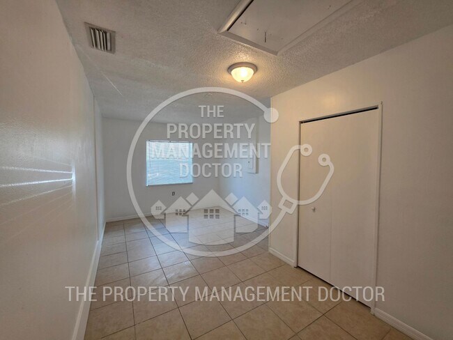Building Photo - 1617 Crossridge Dr